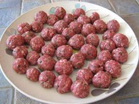 Perisoare de carne de vita fierte in abur cu cu sos alb