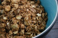 Granola cu fulgi de ovaz, germeni de grau, susan si cocos