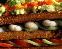 Sandwich club cu avocado si creveti Sandwich club cu avocado si creveti