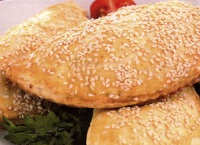 Barcute din aluat cu susan, umplute cu branza