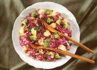 Salata de varza cu broccoli si sos de portocale