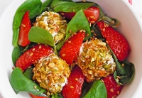 Salata de capsuni cu branza si fistic
