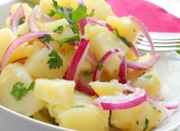 Salata de cartofi cu branza telemea
