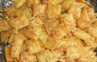 Pateuri cu branza si cascaval (din foietaj)