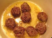 Chiftele din carne de miel cu sos de vin