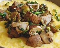 Polenta cu lapte, migdale si ciuperci sote
