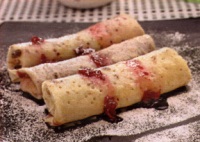 Clatite umplute cu dulceata de trandafiri