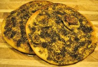 Pizza libaneza cu cimbru si susan Manoushe Zaatar
