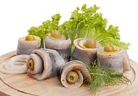 Rulouri de heringi cu masline