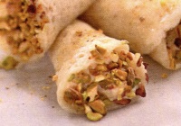 Conuri umplute cu crema de lapte condensat si fistic
