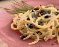 Macaroane cu carnati la tigaie