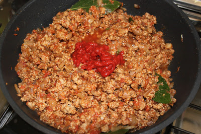 carne tocata cu ceapa si sos de rosii si bulion