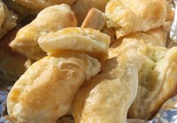 Pateuri cu branza (din foietaj)