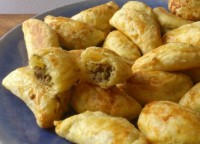 Pateuri cu carne (din foietaj)