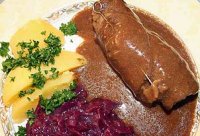 Rulouri de vaca nemtesti garni cu galusti de cartofi