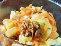 Salata cu nuci, mere şi portocala