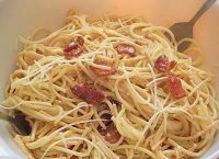 Spaghete cu bacon si masline