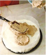intinde crema pe tort