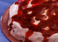 Tort de inghetata de capsuni si fructe de padure