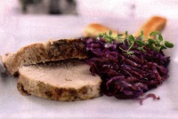 Carne de porc la tava cu varza rosie si vin rosu